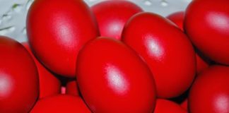 Τα αυγά πρέπει νά βάφονται κόκκινα καί μόνον