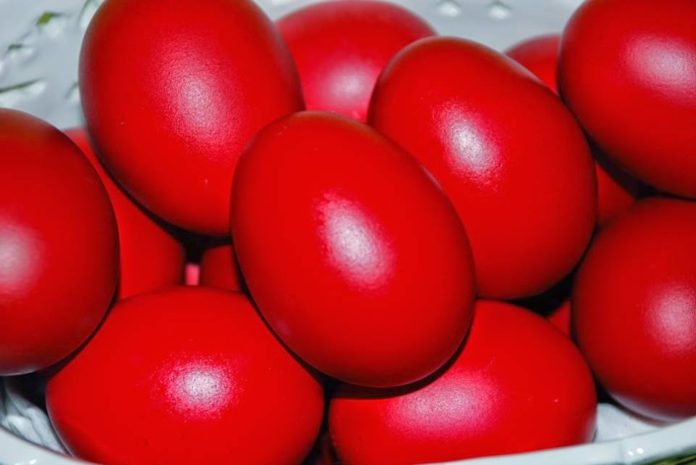 Τα αυγά πρέπει νά βάφονται κόκκινα καί μόνον