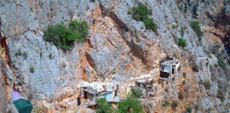 Ἔξω ἀπό ἕνα κελί ἔγραφε: