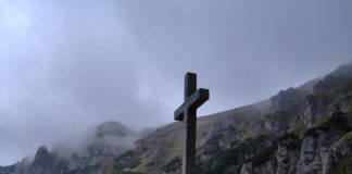 Κάτω από το Σταυρό του Κυρίου