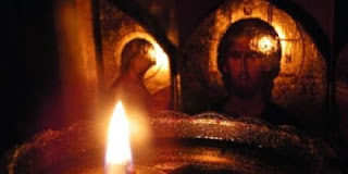 Οχτώ λόγοι που ανάβουμε το καντήλι μπροστά στην εικόνα