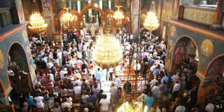 Τι κάνετε τόσες ώρες μέσα στην Εκκλησία, δε βαριέστε;