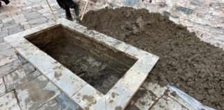 Επί τουρκοκρατίας, κάποιος γεωργός έκανε ανακομιδή τα λείψανα του αδερφού του