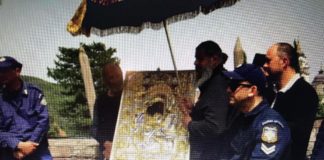 ΑΓΙΟΝ ΟΡΟΣ – ΤΩΡΑ: Η λιτανεία της θαυματουργής εικόνας της Παναγίας «Άξιόν Εστίν» στις Καρυές Λιτανεία της θαυματουργής εικόνας της Παναγίας «Άξιόν Εστίν» στις Καρυές