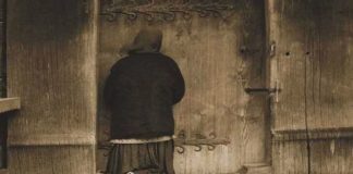 Κρέμεται από πάνω σου