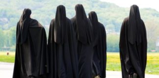 Ζουν την Αγιότητα της ανυπαρξίας και με τις προσευχές τους βαστούν όλο τον κόσμο…