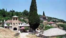 Νὰ ζοῦμε ὅπως θέλει ὁ Θεός. Αὐτὸ καὶ ἐμᾶς θὰ ὠφελεῖ καὶ τὶς ψυχές τους θὰ ἀναπαύει