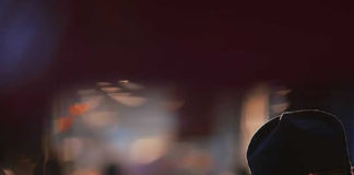 Σφραγίζοντας όλα σου τα μέλη, με τον τίμιο σταυρό, μην φοβάσαι τίποτα