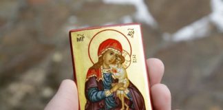 Πόσο συγκινητικό είναι να βλέπεις την Παναγία να ετοιμάζει με τα άχραντα χέρια της, το κλινάρι της, τις λαμπάδες …