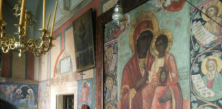 Όταν ο Ιερέας εκφώνησε «Της Παναγίας αχράντου υπερευλογημένης Μαρίας…», ακούστηκε στον ναό μιά κραυγή: «Χάθηκε η Παναγία»