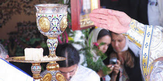 Σας παρακαλώ όλους να μην πλησιάζετε στα θεία Μυστήρια έτσι απροετοίμαστοι κι επειδή το απαιτεί η γιορτή