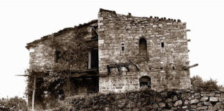 Αυτή ἡ ειρηνική κατοικία οικοδομήται σιγά σιγά