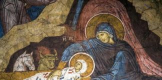 Στὴν εἰκόνα τῆς Γεννήσεως τοῦ Σωτῆρος τὸ κεντρικὸ πρόσωπο,τὸ θεῖο Βρέφος