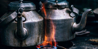 «Βράζει καί χύνεται»