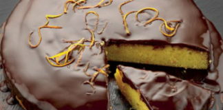 Σιροπιαστό κέικ πορτοκάλι με επικάλυψη σοκολάτας