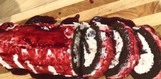 Κορμός ρολό με σαντιγί και κεράσια