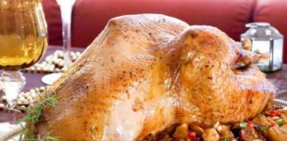 Η γεμιστή γαλοπούλα έχει πάντα μια ξεχωριστή θέση στο γιορτινό μας τραπέζι