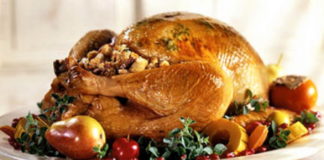 Γαλοπούλα γεμιστή με κιμά, μήλο και κουκουνάρι