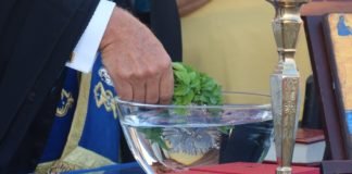 Πίνετε Αγιασμό, όσο πιο συχνά, τόσο πιο καλά. – Είναι το καλύτερο καί αποτελεσματικότερο φάρμακο