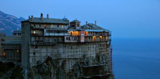 Στο δάσος της Σιμωνόπετρας, λέγοντας τους Χαιρετισμούς, φάνηκε ένας από τους Αόρατους…