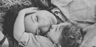 Η μάνα έμαθε στο παιδί της πως να πιάνει το μαχαίρι και το πηρούνι, πως να καθαρίζει το φρούτο και πως το αβγό. Δεν το έμαθε όμως πως να προσεύχεται. Γιατί άραγε;