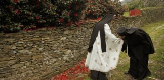 Η αγιότητα δεν βγαίνει στο παζάρι, ούτε χτυπά κουδούνια