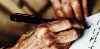 Ένα αγόρι παρακολουθούσε τη γιαγιά του, καθώς έγραφε κάτι σαν επιστολή και σε κάποια στιγμή τη ρώτησε: