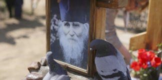 Προσευχηθείτε με δάκρυα για όλους τους άρρωστους, τους αδύναμους, τους αμαρτωλούς, για εκείνους που δεν έχουν κανέναν να προσευχηθούν.