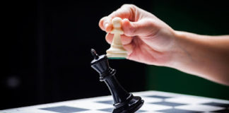 Ο κόσμος μοιάζει με μία σκακιέρα, όπου υπάρχουν τα μαύρα και τα λευκά πιόνια