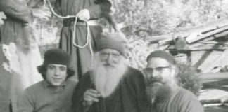 «Πά-πά-πά, παιδί μου, αὐτοί οἱ κοσμικοί ἄλλο τυπικό ἔχουν, δεν ἔχουν το «εὐλόγησον» και το «Θεός συγχωρέσοι»