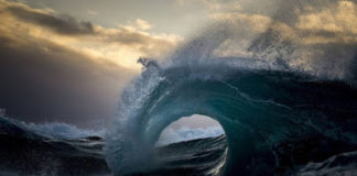 Κοίταξε, ἀγαπητέ πῶς τά ἀνθρώπινα μιμοῦνται τήν θάλασσα·