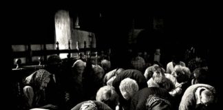 Γιατί γονατίζουμε τρεις φορές στον Εσπερινό της Πεντηκοστής;