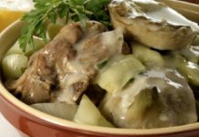 Αρνάκι με αγκινάρες και αυγολέμονο