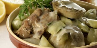 Αρνάκι με αγκινάρες και αυγολέμονο