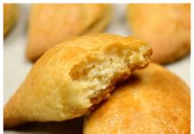 Τυροπιτάκια με ζύμη γιαουρτιού με γέμιση χαλούμι, φέτα, ανθότυρο