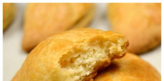 Τυροπιτάκια με ζύμη γιαουρτιού με γέμιση χαλούμι, φέτα, ανθότυρο