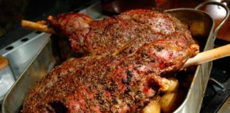 Αρνίσιο μπούτι στη λαδόκολλα με πατάτες