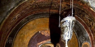 Μέσ’ στην αγκάλη σου, ω θαύμα! κρατάς, το Θεό μας, Μητέρα…