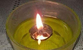 Όση ώρα είναι αναμμένα τα καντήλια, αυτά φωνάζουν ελέησον, ελέησον, ελέησον…