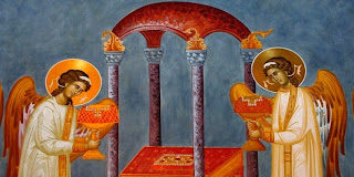 Την ώρα που η Θεία Λειτουργία τελείται στην γη, στο Ναό, τελείται και μια άλλη Λειτουργία στον Ουρανό