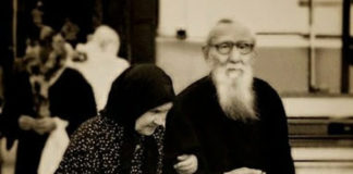 Ένα ηλικιωμένο ζευγάρι … Ήταν εκατό χρονών και ήταν ενενήντα οκτώ