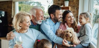 Η κρίση συμπαρασύρει την οικογένεια ή η οικογένεια ελέγχει την κρίση; (Κωνσταντίνος Γανωτής)