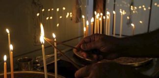 Αντικαθιστά το άναμμα ενός κεριού τον εκκλησιασμό;