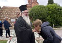 Ο ασπασμός και η ευχή του ιερέα