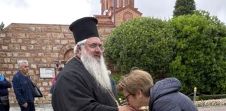 Ο ασπασμός και η ευχή του ιερέα