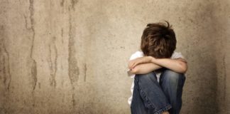 “Οι άντρες δεν κλαίνε” – Μια παλιά αντίληψη που συχνά οι γονείς μεταφέρουν στα παιδιά τους.