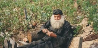 Έπλεκε συνέχεια κομποσκοίνι και έλεγε συνέχεια την ευχή…