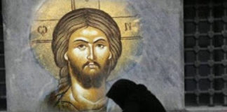 Κάποτε υπήρχε μια φτωχή γυναίκα, η οποία όλη την ώρα, ό, τι καλό και να της συνέβαινε κοίταζε τον ουρανό και….