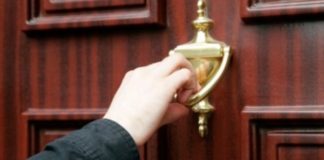 Το χτύπημα της πόρτας…