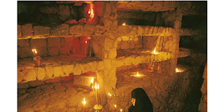 Έκαναν το σταυρό τους και είπανε σιγανά όλοι τους το «Η γέννησίς σου…»